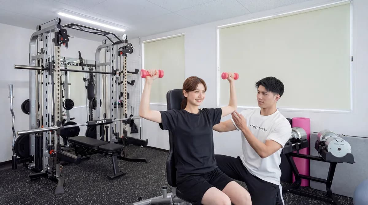 FIREFITNESSの店内でトレーナーがマンツーマンで指導している様子